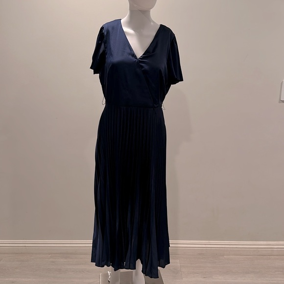 Tahari Arthur S. Levine Short Sleeve Pleated Dress - Picture 2 of 3